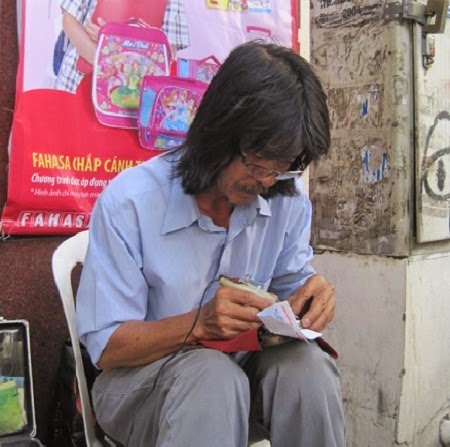 215 10 Nguyễn Thắng đang khắc chữ trên vật dụng bằng kim loại.jpg